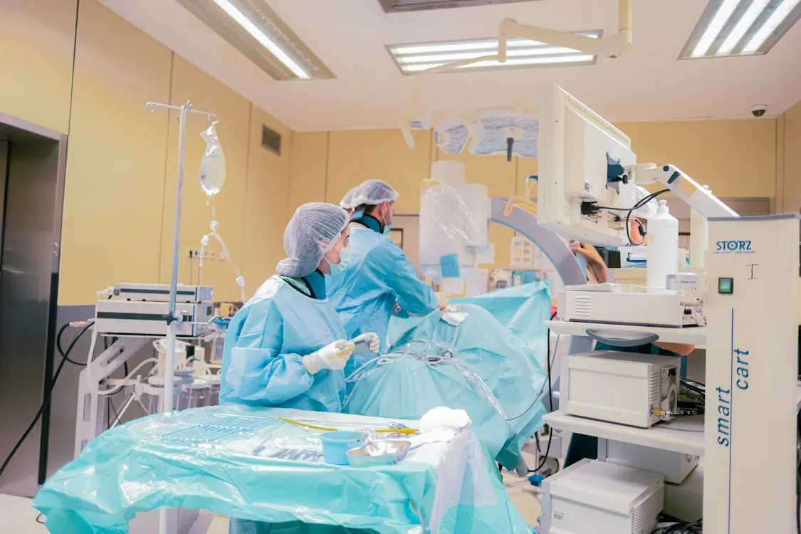 Proceduri de chirurgie vasculară minim invazivă și operații pe vasele de sânge